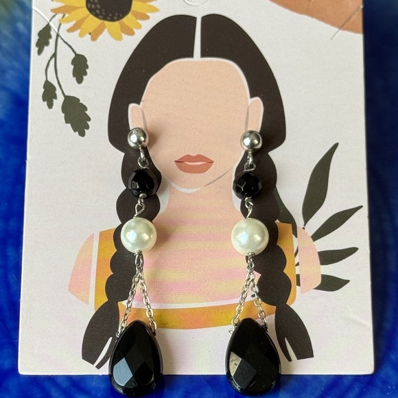 Elegant Black, pearl and Silver Drop Earrings - Picture 5 of 5